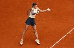 爱游戏- 李娜与莎拉波娃正在进行第一局对决 