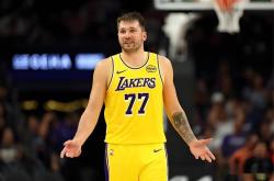 爱游戏-穆古鲁扎巅峰对决，东契奇与40激战MAD分钟，关键助攻胜负难料！的简单介绍